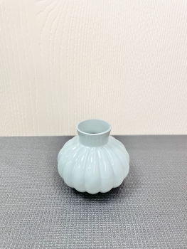 Zu sehen ist eine kleine Vase in Zwiebelform in der Farbe hellgrün
