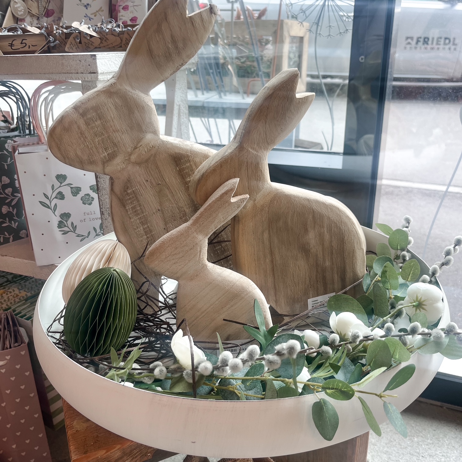Holzhasen in Schale Osterdeko 2026