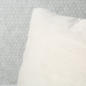 Preview: Boltze Kissen „Storan“ 45x45 cm – Flauschiges Dekokissen in Cremeweiß