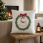 Preview: Weihnachtskissen „Cavallo“ 45 x 45 cm aus Baumwolle – Weißes Dekokissen mit Schaukelpferd & Tannenkranz
