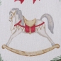 Preview: Weihnachtskissen „Cavallo“ 45 x 45 cm aus Baumwolle – Weißes Dekokissen mit Schaukelpferd & Tannenkranz