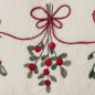 Preview: Weihnachtskissen „Mistella“ 50 x 30 cm – Längliches Dekokissen in Cremeweiß mit gestickten Mistelzweigen