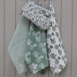 Preview: "Daisy Green" Tea Towel – Cotton Kitchen Towel with Daisy Pattern 50x70 cm