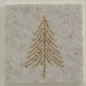 Preview: Filz-Untersetzer „Glitza“ (4er-Set) in Beige – Handgearbeitete Glasuntersetzer für die Festtafel mit goldenem Strassstein-Motiv (Stern oder Baum)