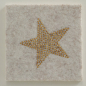 Preview: Filz-Untersetzer „Glitza“ (4er-Set) in Beige – Handgearbeitete Glasuntersetzer für die Festtafel mit goldenem Strassstein-Motiv (Stern oder Baum)