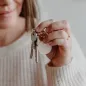 Preview: Eulenschnitt Schlüsselanhänger Mama – Eleganter Emaille-Anhänger in Rosa & Gold