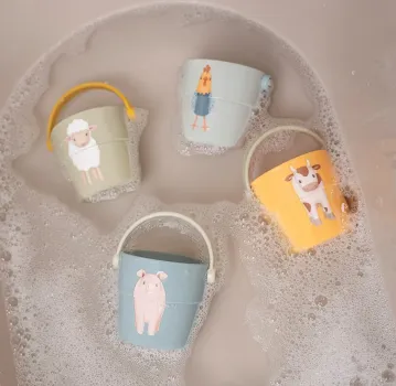 Preview: Little Dutch Stapelbecher 4er-Set „Little Farm“ – Badespielzeug mit Wasserauslauf ab 12 Monate