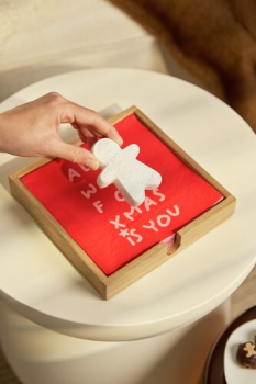 Preview: Räder Design Serviettenhalter „Lebkuchenmännchen“ – Porzellan-Serviettenbeschwerer