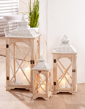Laterne aus Holz mit Metalldach