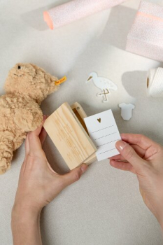 Erinnerungsbox „Made of Magic“ | Kleine Beziehungskiste zur Geburt mit Porzellan-Storch & Babystrampler