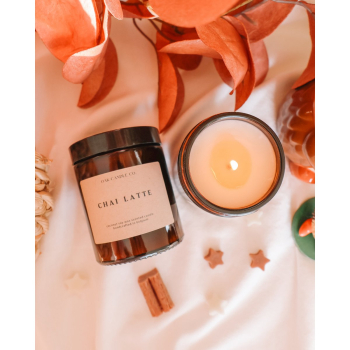 Preview: Duftkerze „Chai Latte“ 150 g aus Kokos- & Sojawachs im Bernsteinglas – Würziger Herbst- & Winterduft mit Kardamom, Zimt, Teeblättern & Vanille