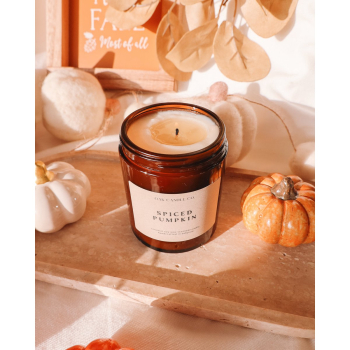 Duftkerze „Spiced Pumpkin“ 150 g aus Kokos- & Sojawachs im Bernsteinglas – Würziger Pumpkin Spice Latte Duft mit Kürbis, Zimt, Karamell & Vanille