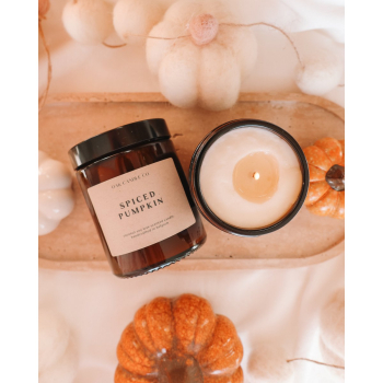 Preview: Duftkerze „Spiced Pumpkin“ 150 g aus Kokos- & Sojawachs im Bernsteinglas – Würziger Pumpkin Spice Latte Duft mit Kürbis, Zimt, Karamell & Vanille