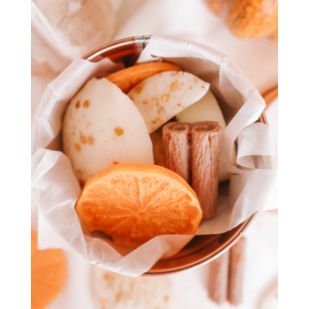 Preview: Duftwachs „Spiced Orange“ Wax Melts 100 g aus Sojawachs in roségoldener Blechdose – Würziger Herbst- & Winterduft mit Saftorange, Zimt, Nelke, Muskatnuss & Vanille
