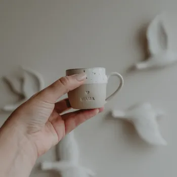 Preview: Eulenschnitt Espresso-Tasse "Mama" 60 ml – Handgemachte Steingut-Tasse mit Herz-Relief