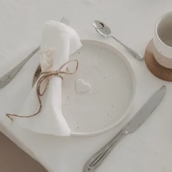 Frühstücksteller Calma Herz – Handgemachtes Steingut (21,5 cm)