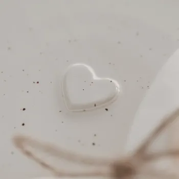 Preview: Frühstücksteller Calma Herz – Handgemachtes Steingut (21,5 cm)