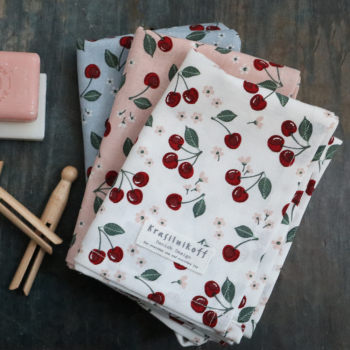 Preview: Geschirrtuch „Cherries“ – Baumwoll-Küchentuch mit Kirschen-Motiv 50x70 cm