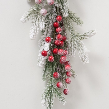 Beschneite Girlande mit roten Beeren
