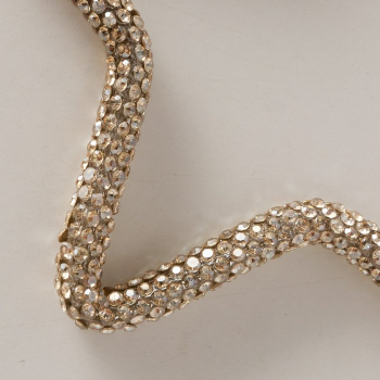 Preview: Weihnachtsanhänger „Luina“ 10 x 10,5 cm – Glitzernder Dekoanhänger mit Strasssteinen in Gold (Stern oder Herz)