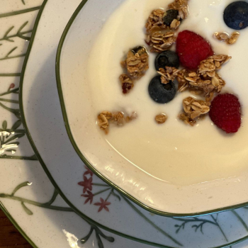 Preview: Miljögården Dinner Plate Happy – Rustic Ceramic Plate with Vintage Design (Ø 28 cm)