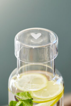 Preview: Glaskaraffe „Hier steckt ganz viel Liebe drin“ | Wasserkaraffe mit Herzdeckel 1 Liter, Höhe 28,6 cm