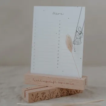 Preview: Eulenschnitt Kartenständer-Set "Frühling" – 2er Set aus Buchenholz mit Trockenblumen-Halterung