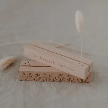 Preview: Eulenschnitt Kartenständer-Set "Frühling" – 2er Set aus Buchenholz mit Trockenblumen-Halterung