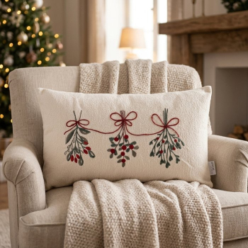 Preview: Weihnachtskissen „Mistella“ 50 x 30 cm – Längliches Dekokissen in Cremeweiß mit gestickten Mistelzweigen