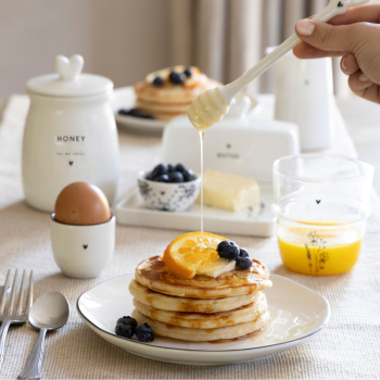 Preview: Bastion Collections Kuchenteller, Cake Plate 16 cm – Weißer Porzellanteller mit schwarzem Rand & Herz
