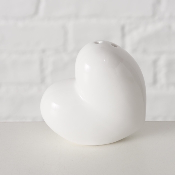 Salt and pepper shaker set in heart shape