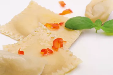 Preview: Ravioli-Blitz „Alfredo's Pasta“ (Ø 6 x 19,5 cm) – Teigtaschenschneider aus Edelstahl zum Schneiden & Verschließen von Ravioli, Maultaschen & Pelmeni