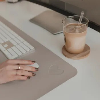 Preview: Schreibtischunterlage Herz Beige – Eulenschnitt