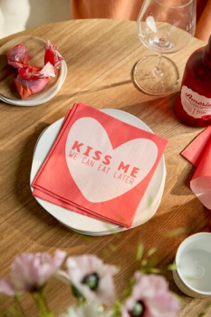 Preview: Lunchserviette 33 × 33 cm „Kiss me we can eat later“ | Romantische Papierservietten für Dinner & besondere Momente