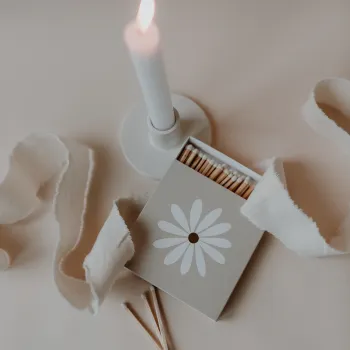 Preview: Eulenschnitt Matches Daisy – Long Matches in a Premium Glass Jar with Flower Motif