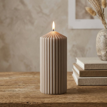 Stumpenkerze mit Rillen Taupe