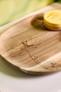 Preview: Holztablett „Vogelfreund“ | Dekotablett aus Akazienholz mit Lasergravur 32 × 21 cm