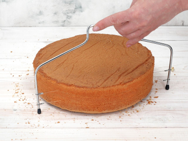 Preview: Cake-Masters Tortenschneider mit doppeltem Schneidedraht – Höhenverstellbare Tortensäge aus Edelstahl für gleichmäßige Biskuitböden bis 36 cm Durchmesser (GREENLINE)