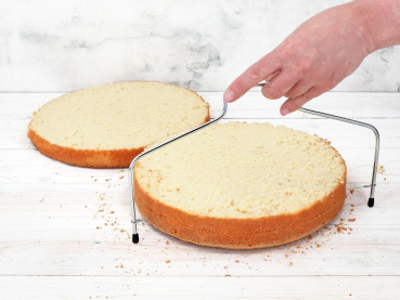 Preview: Cake-Masters Tortenschneider mit doppeltem Schneidedraht – Höhenverstellbare Tortensäge aus Edelstahl für gleichmäßige Biskuitböden bis 36 cm Durchmesser (GREENLINE)