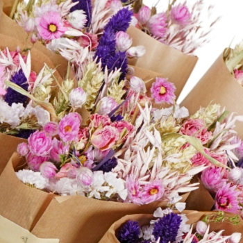 Preview: Trockenblumenstrauß Lila Glow – Strahlendes Bouquet im Markt-Stil (50 cm)