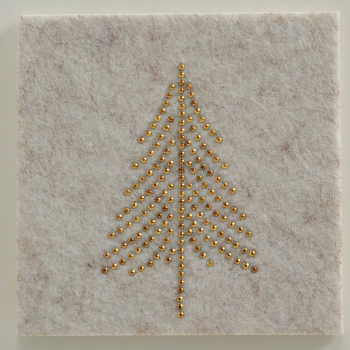 Preview: Filz-Untersetzer „Glitza“ (4er-Set) in Beige – Handgearbeitete Glasuntersetzer für die Festtafel mit goldenem Strassstein-Motiv (Stern oder Baum)
