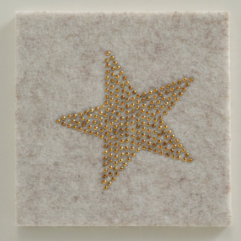 Preview: Filz-Untersetzer „Glitza“ (4er-Set) in Beige – Handgearbeitete Glasuntersetzer für die Festtafel mit goldenem Strassstein-Motiv (Stern oder Baum)