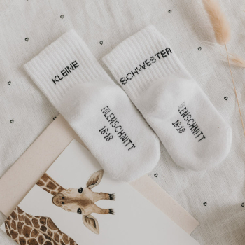 Eulenschnitt Babysocken Kleine Schwester – Weiche Erstlingssocken Gr. 16-18