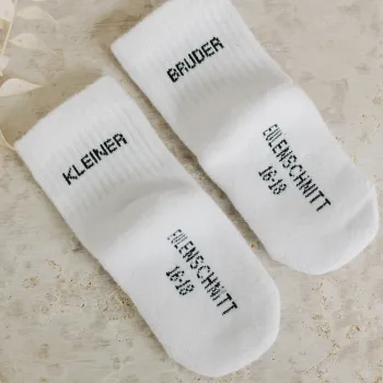 Preview: Eulenschnitt Babysocken Kleiner Bruder – Weiche Erstlingssocken Gr. 16-18