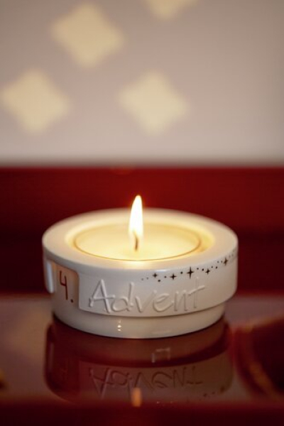 Räder Design Kleines Adventslicht „Advent“ – Porzellan-Teelichthalter mit Gold-Brillantdruck