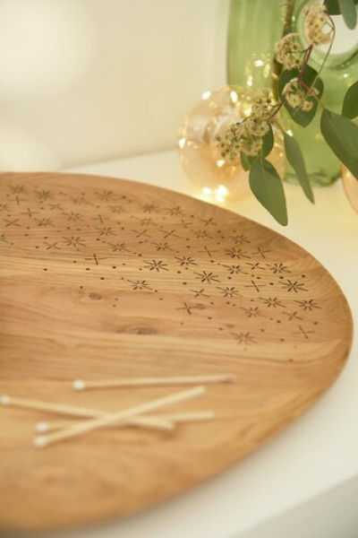 Räder Design Tablett „Mixed“ rund – Organisches Holzbrett mit Sternen-Laserung