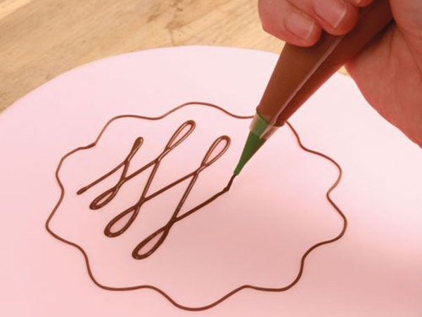 Fine piping nozzles and piping bags set