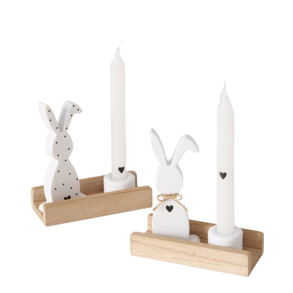 Osterdeko Hase und Kerze auf Holzbrett