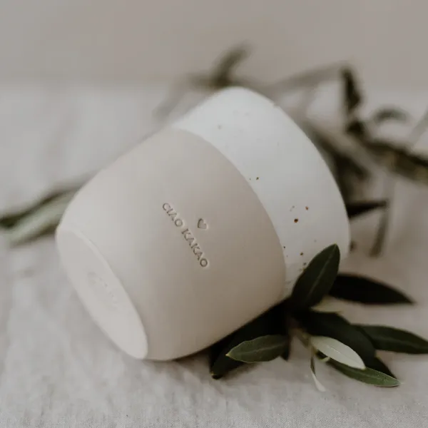 Eulenschnitt Becher Ciao Kakao – Handgefertigte Steingut-Tasse mit Blindprägung (320 ml)