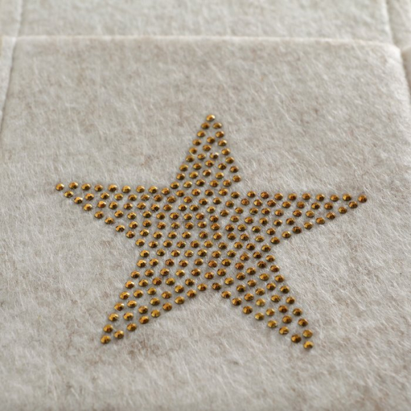 Filz-Bestecktasche „Glitza“ in Beige – Handgearbeiteter Besteckhalter für die Festtafel mit goldenem Strassstein-Motiv (Stern oder Weihnachtsbaum)